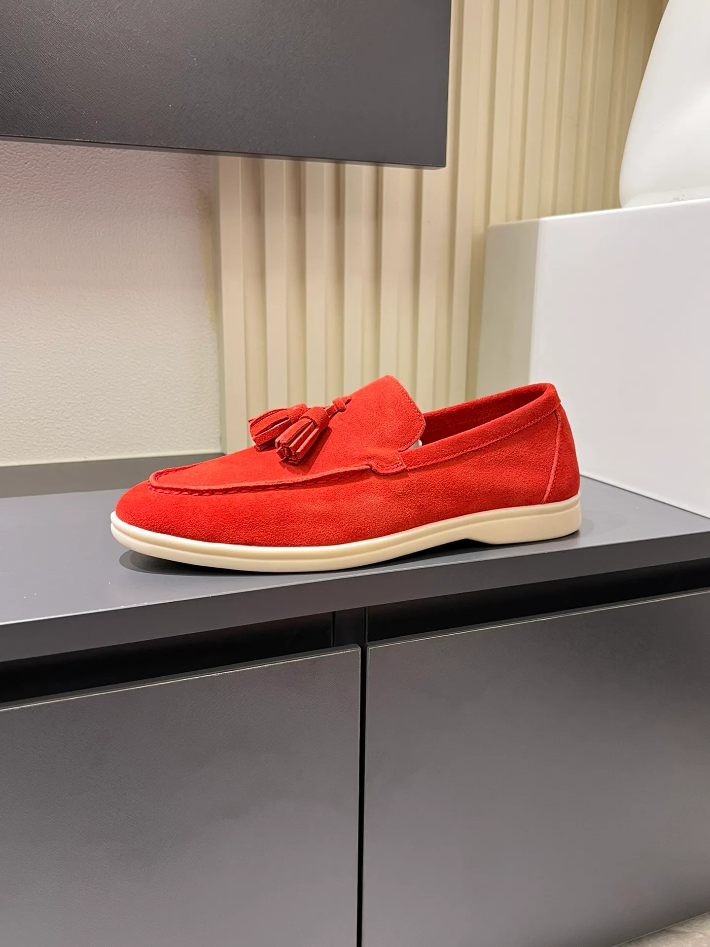 Men's shoes 💰p360 "Loro men's shoes 💰pian'*" Classic L men's shoes for couples 💰p Top version British flat loafers, a must-have item in old money style, the minimalist design is eye-catching and durable, a plus point for dressing The soft foot feel and texture are outstanding. They don’t scratch your feet and are very nice. They are matched with soft and waxy soles. They can be worn daily for a long time without getting tired. They are easy to wear, versatile and classic items, with perfect foot feel and texture! Imported cashmere fabric, the lining is made of imported A-grade water-dyed cow lining, the top version of the genuine leather midsole is sewn with pure handmade mark thread! Size: Female 35-40 (34. Customized) Male 38-44 (45.46. Customized)